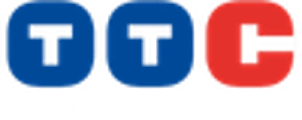 Logo mit den Buchstaben "TTC" in blauen und roten Kreisen über dem Text "TOP TANK CLEANING".